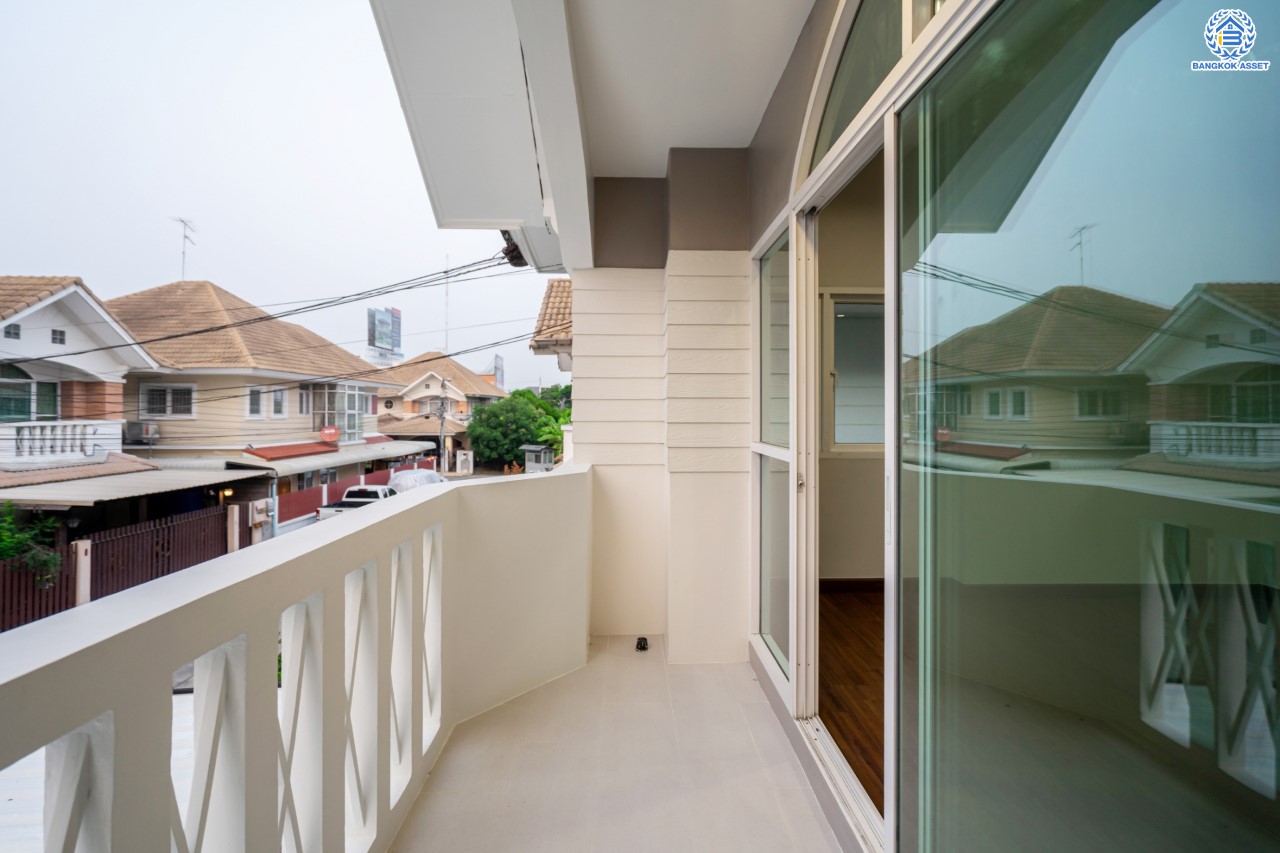 บ้านมือสองตกแต่งใหม่ ม.รัชชา2 บางใหญ่ หลังมุม เนื้อที่ 59 ตร.ว. ฟังก์ชัน 3 ห้องนอน 3 ห้องน้ำ 1 ห้องอเนกประสงค์ จอดรถได้ 2 คัน บนทำเลเชื่อมต่อถ.กาญจนาภิเษก ใกล้เซ็นทรัลเวสต์เกต ทางด่วน "กาญจนาภิเษก" และรถไฟฟ้าสายสีม่วง "สถานีตลาดบางใหญ่"